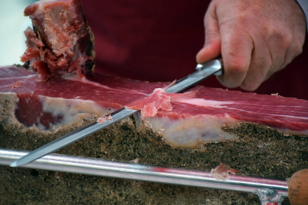 s kobasicom u Europu u kući od kobasica